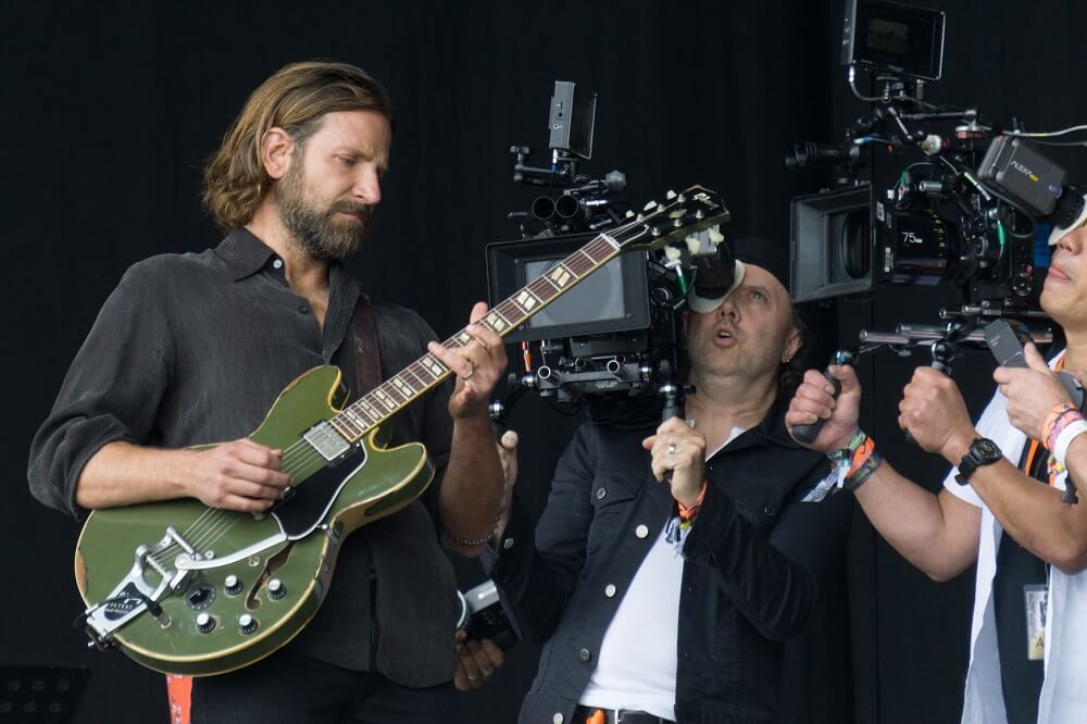 bradley cooper guitarist playing guitar filming 'A Star Is Born' in Glastonbury festival. Bradley cooper guitar